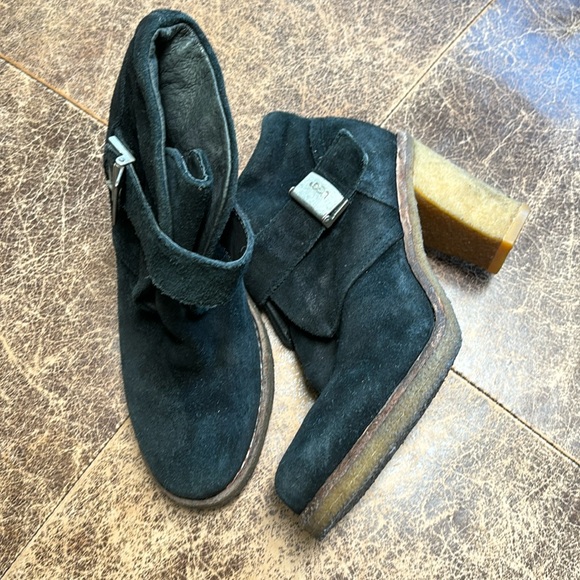 UGG Booties EUC - Picture 1 of 4
